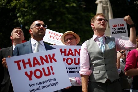 Reino Unido aprobó las bodas gay