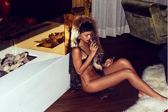 Rihanna aparece desnuda en Twitter