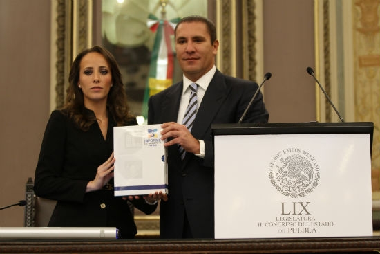 RMV entrega informe por escrito; enfatiza sobre el crecimiento económico de Puebla