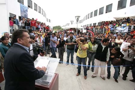 Enrique Agüera entregó nuevo edificio al plantel regional BUAP-Tehuacán