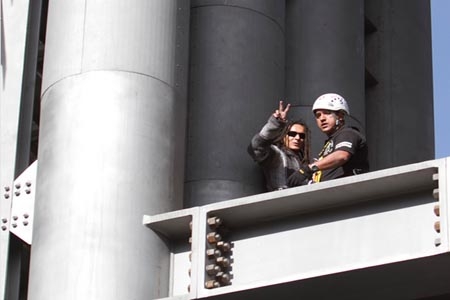 Activista escala Estela de Luz para protestar contra reforma laboral