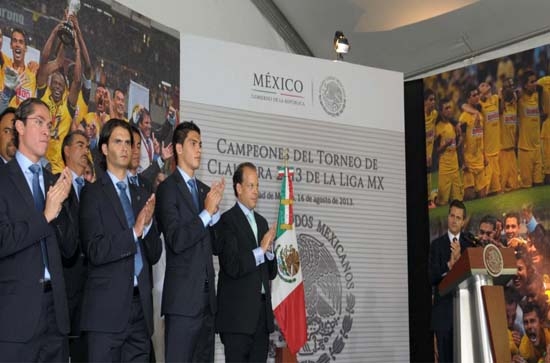 EPN recibe al América en Los Pinos; pide minuto de silencio por “Chucho”