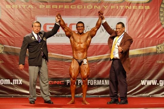 El poblano Héctor Huitzil Madrid ganó el campeonato Mister México 2010