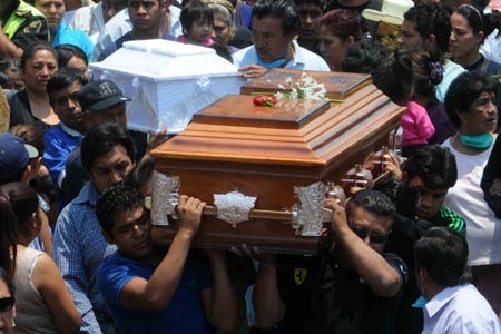 Darán 20 mil pesos a deudos de muertos en Xalostoc; “es una burla”, dicen