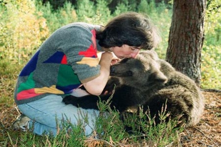 Mujer tiene como hijo a un oso