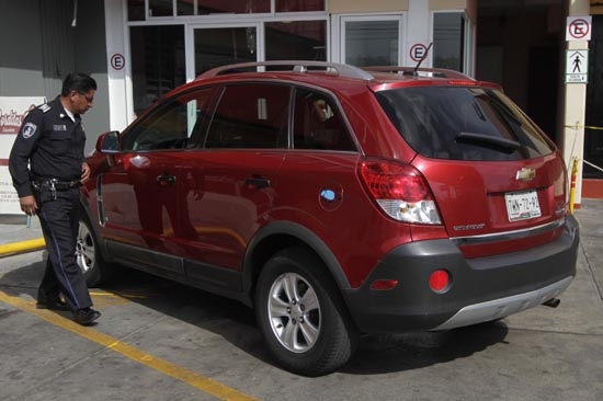Despojan a una mujer de su camioneta en Arcos del Sur, abandonan vehículo en Zavaleta