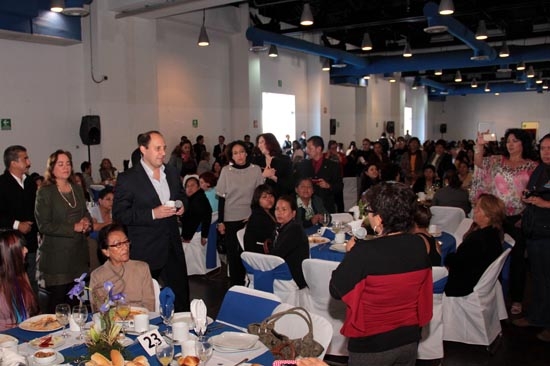 Fernando Manzanilla sigue en la puja: se reúne con 700 mujeres