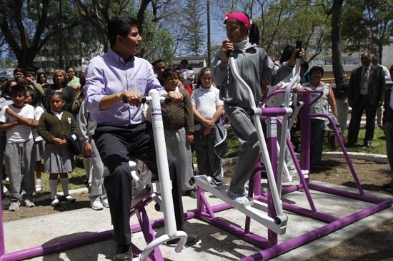 Ayuntamiento de Puebla inauguró gimnasio al aire en el parque Morelos de La Paz