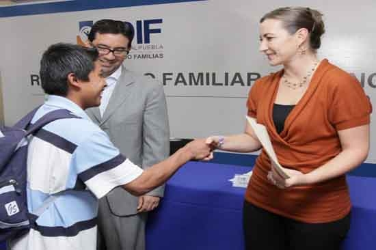DIF estatal regresa a 12 menores migrantes con sus familias en Puebla