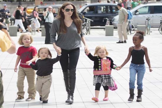 Angelina Jolie e hijos se divierten en Londres