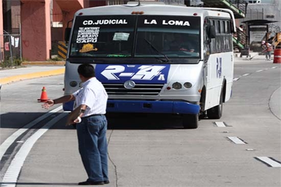 Transportistas reclaman aumento de tarifa por apoyar a Zavala