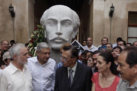 López Obrador lleva flores a los hermanos Serdán