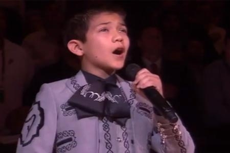 Niños vestido de charro cantó himno de EU
