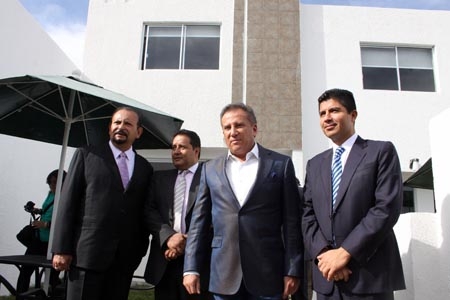 BUAP entregó primeras 311 casas para trabajadores universitarios