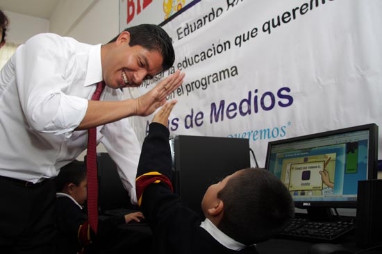 Lalo Rivera inaugura primer salón de medios para preescolar