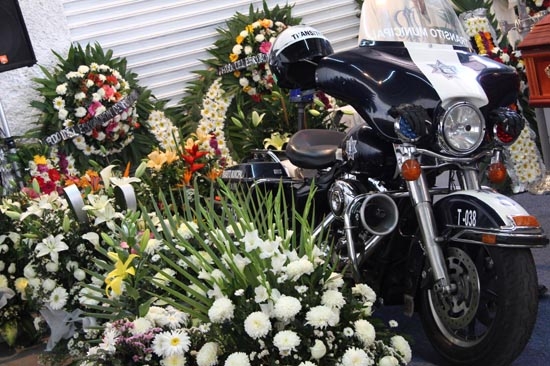 Homenaje a agente vial asesinado por chofer de microbús