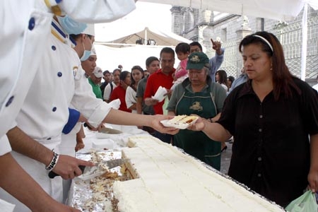 Mega pastel por los 150 años de la Batalla de Puebla