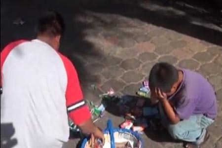 Video: funcionario público humilla a niño por vender cigarros en Tabasco