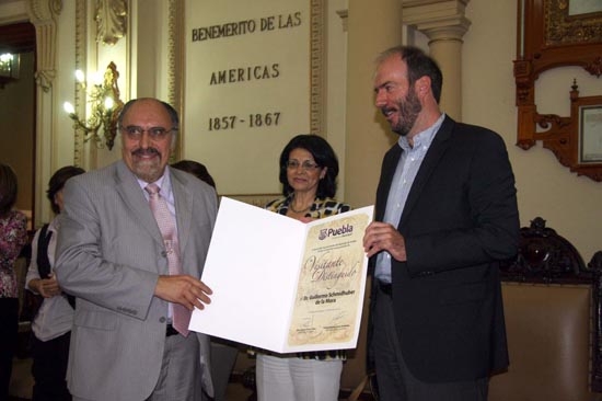 Guillermo Schmidhuber fue nombrado visitante distinguido de la ciudad de Puebla