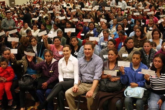 Crédito a la palabra de la mujer beneficia a 2 mil 500 personas
