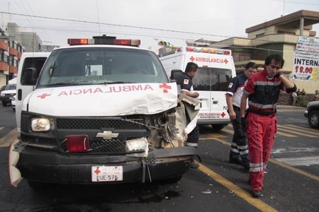 Ambulancia de Cruz Roja chocó en la 31 Poniente