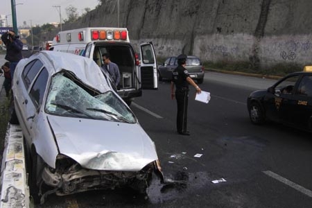 Aparatosa volcadura provocó caos vehicular en el Periférico