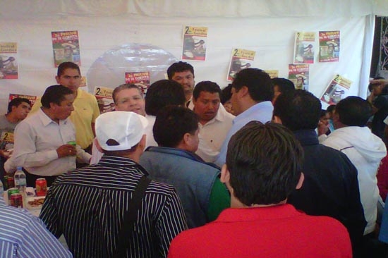 Doger en campaña: iba por memelas y sólo recibió agresiones de militantes del PAN