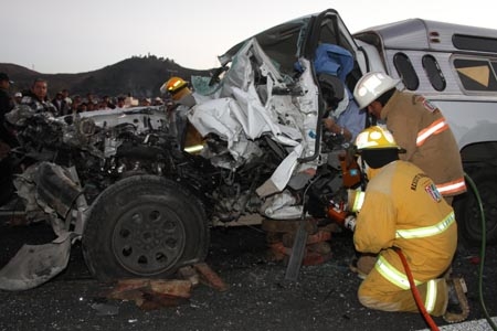 Hombre pereció prensado tras accidente en la Vía Atlixcáyotl