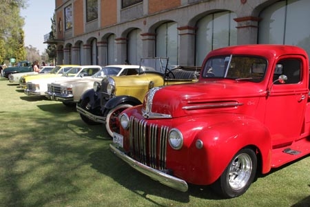 Exposición de autos antiguos en la Universidad de las Américas-Puebla