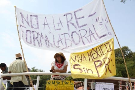 Inconformes con aprobación de Reforma Laboral se manifestaron en el Huey Atlixcáyotl