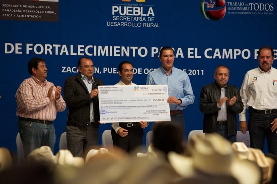 RMV y edil de Zacatlán entregan apoyos a campesinos afectados por heladas