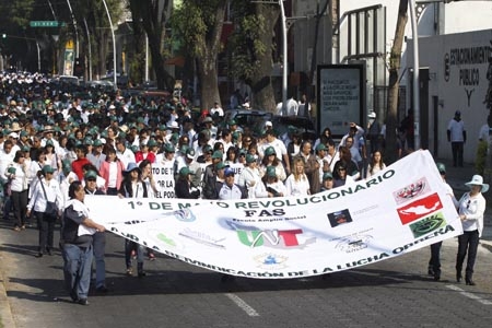 Cientos de trabajadores participaron en el desfile del Día del Trabajo en Puebla