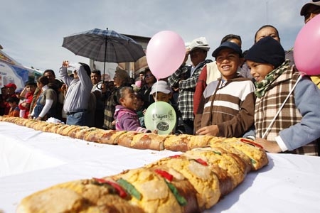 Rosca de Reyes para los niños de Puebla en la Aldea Mágica