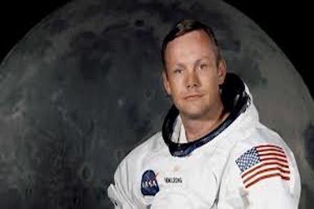 Armstrong: el primer hombre en pisar la luna descansará en el mar