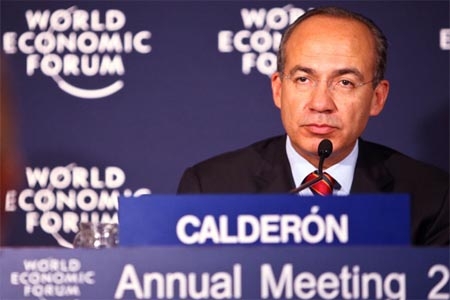Felipe Calderón reaparece en Davos como becario de Harvard