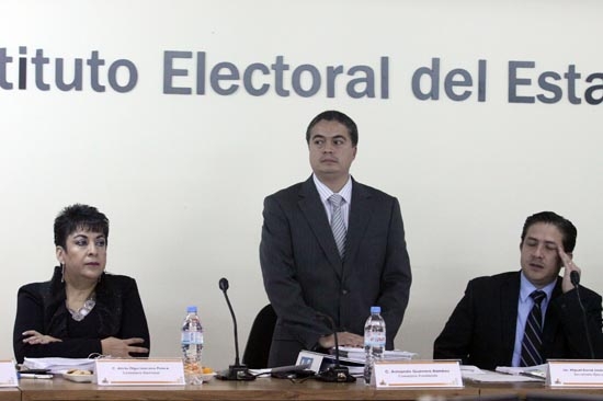 IEE desecha primera denuncia por precampaña ilegal