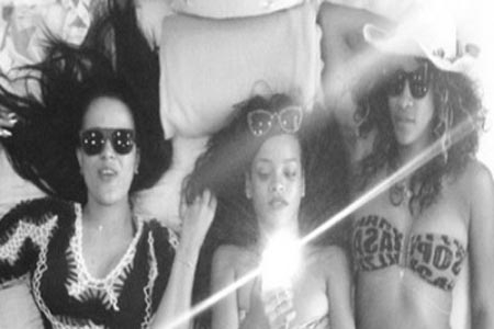 Rihanna presume a sus amigas en Twitter
