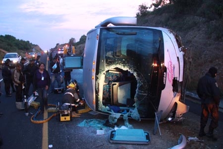 Dos muertos, saldo de volcadura de un autobús en la autopista Siglo XXI