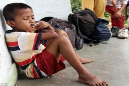 Niño de 8 años fuma 20 cigarros diarios