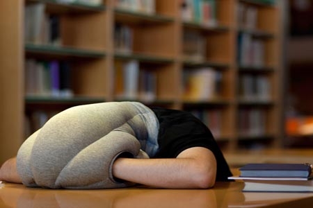 Ostrich Pillow, almohada para las siestas en la oficina