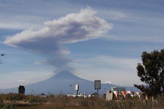 El volcán Popocatépetl se puso revolucionario y regaló  postal