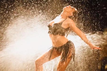 Jennifer Love Hewitt y su atrevido striptease
