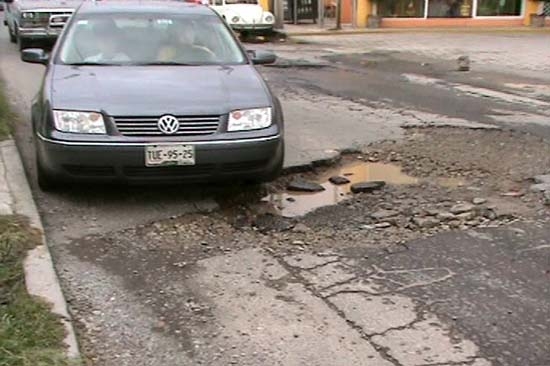 Camino Real a Cholula está lleno de baches; dice Cuautli que sí los tapan