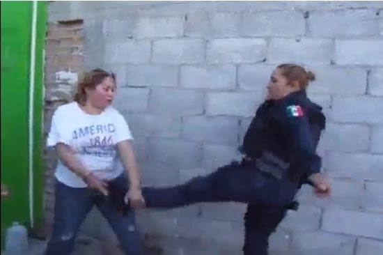 Video: investigan agresión de mujer policía en Ciudad Juárez
