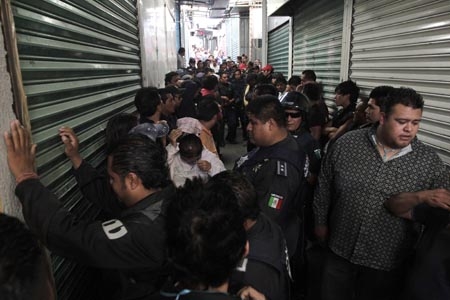 Ex lideresa del mercado de La Piedad provocó trifulca entre comerciantes, hay 8 detenidos