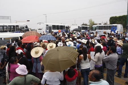 Vecinos de Tlaxcalancingo cerraron carretera a Atlixco en protesta contra el RUTA