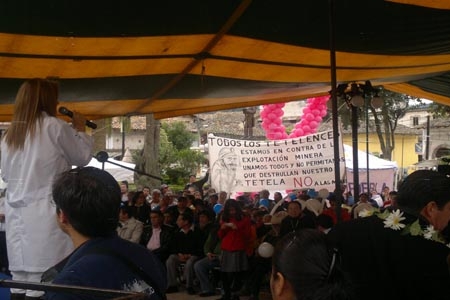Tetela se manifiesta contra minera de Slim durante acto del secretario de Salud