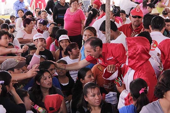 Héctor Sulaimán cierra campaña, arropado por campeones de boxeo