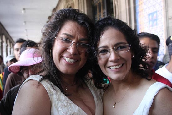 Pareja gay consigue servicio del IMSS