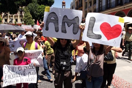 Poblanos salen a la calle a mostrar su apoyo a AMLO